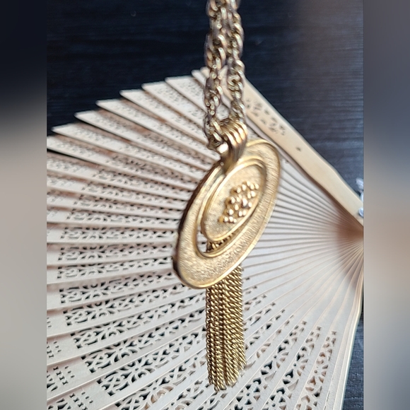 Elegant  Avon Gold Pendant Necklace - Picture 2 of 8